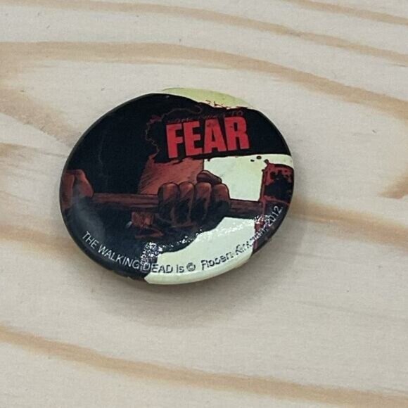The Walking Dead Fear Button Pin 2012 AMC Collectible - Picture 1 of 3